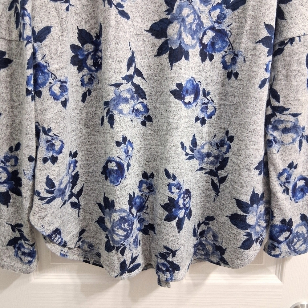 By & By Sweater Blue Roses Gray Background Size Large - Picture 12 of 14